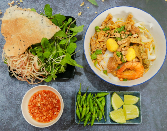 Mì quảng tôm thịt trứng